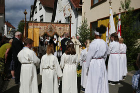 Fronleichnamsprozession durch die Straßen von Naumburg (Foto: Karl-Franz Thiede)